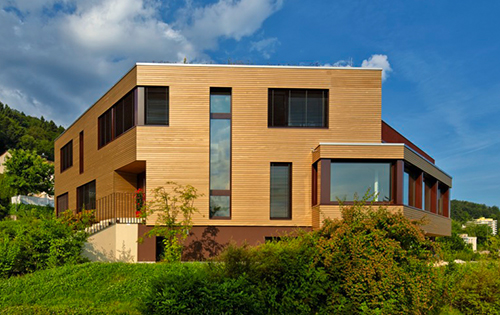 Façade en bois avec traitement couvrant d'une maison en bois